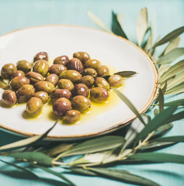 Olive sottaceto su piatto — Foto Stock