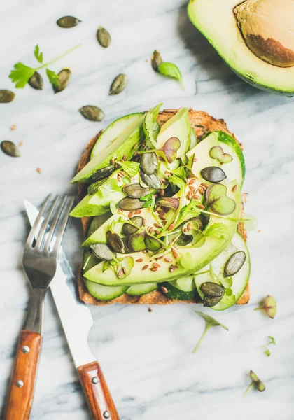 Sandwich med avokado – stockfoto