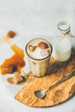 Buzlu karamel latte kahve 