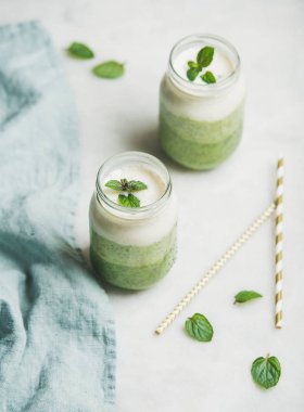 Yeşil smoothies Ombre katmanlı 