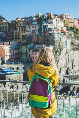 Riomaggiore arayan kadın