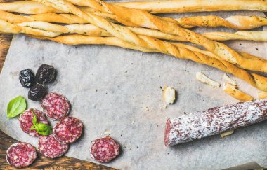 Grisini ekmek sopa ve sosis