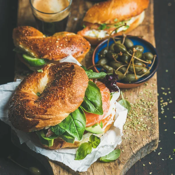 Breakfast with bagels with salmon — Stock Photo, Image