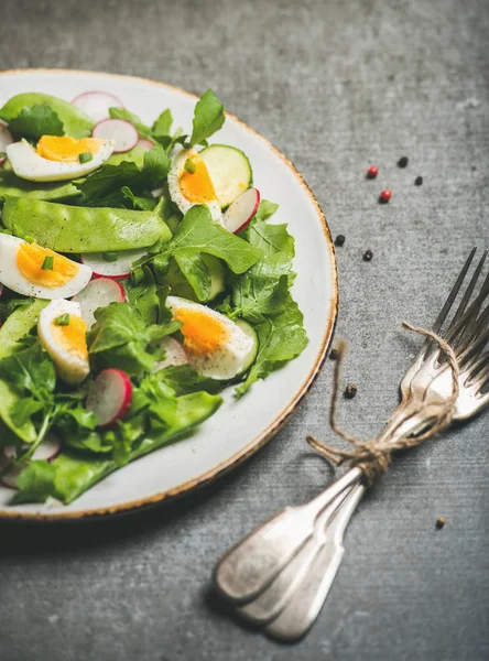 Frühlingsgrüner Salat mit Eiern — Stockfoto