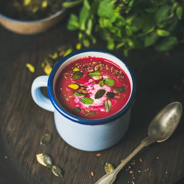 Sopa de beterraba na caneca — Fotografia de Stock