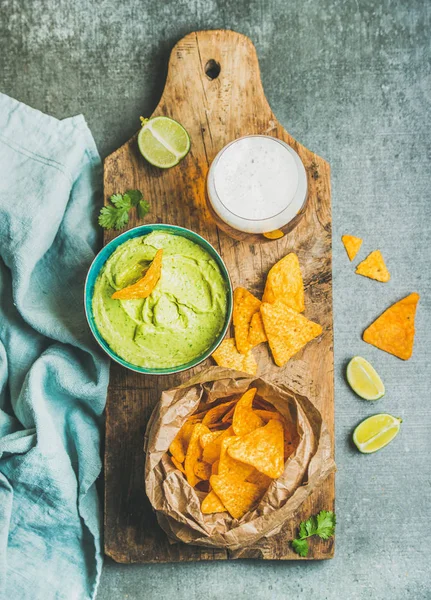 Chip Meksiko dengan saus guacamole — Stok Foto