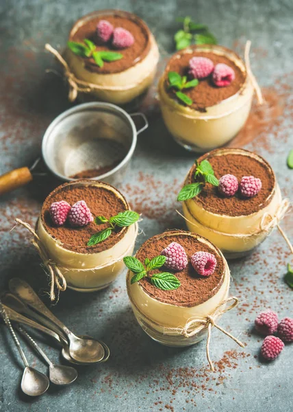 Tiramisù dolce italiano in bicchieri — Foto Stock