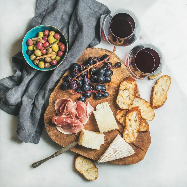 Vörös bor és snack-készlet — Stock Fotó