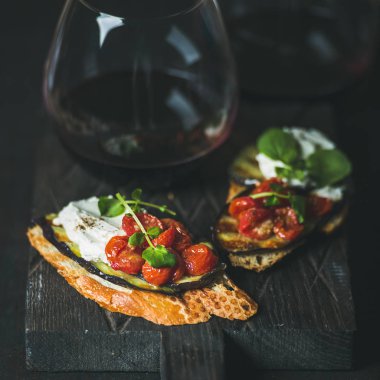 Şarap ve küme snack