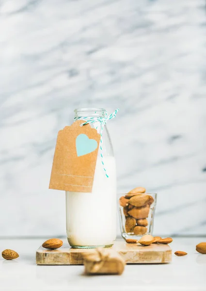 Миндальное молоко с бумажной этикеткой — стоковое фото