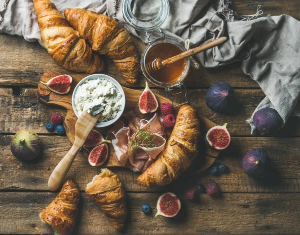 Desayuno con cruasanes recién horneados — Foto de Stock