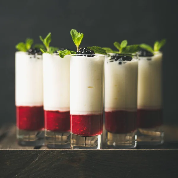 Dessert i glas med brombær og mynte - Stock-foto