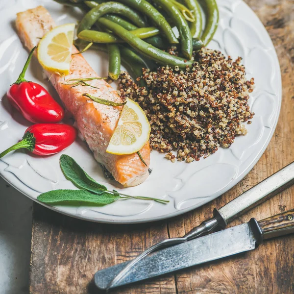 Quinoa ile kavrulmuş somon — Stok fotoğraf