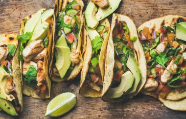 Izgara tavuk ile tacos