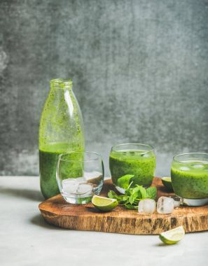 gözlük ve şişe yeşil smoothie