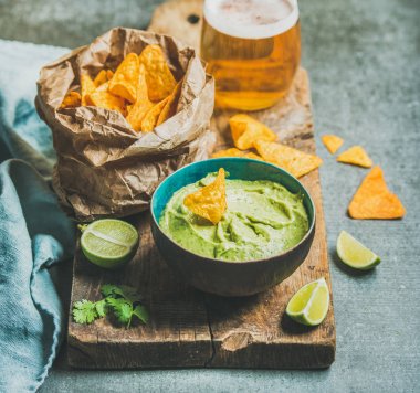 guacamole sos ve mısır cipsi