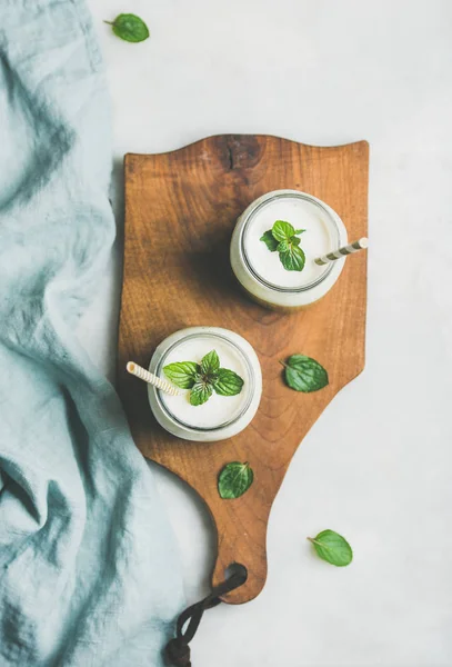 Ombre geschichtete grüne Smoothies — Stockfoto