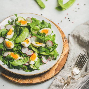 Sağlıklı bahar yeşil salata 