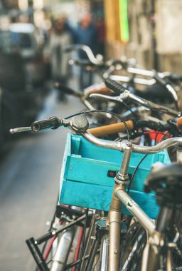 Sokakta park edilmiş eski bisikletler 