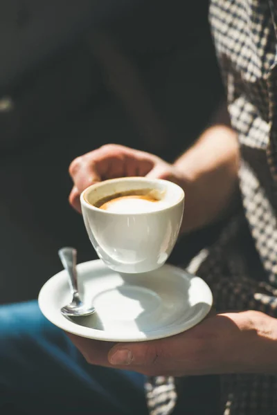 Cangkir cappuccino di tangan manusia — Stok Foto