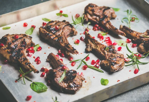 Côtes d'agneau grillées à la grenade — Photo