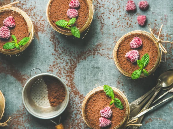 Bireysel bardaklarda ev yapımı Tiramisu — Stok fotoğraf