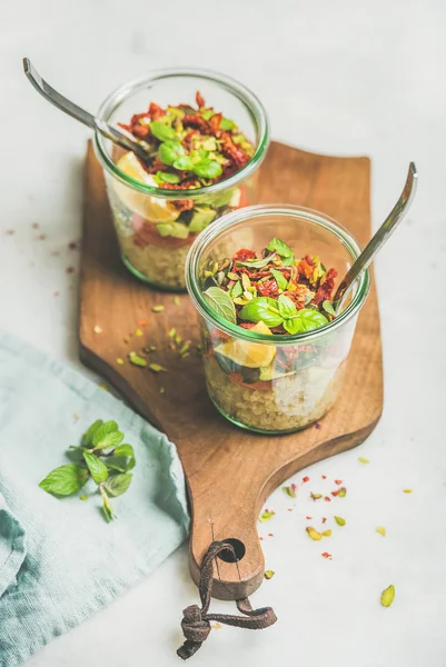 Ensalada saludable en vasos — Foto de Stock