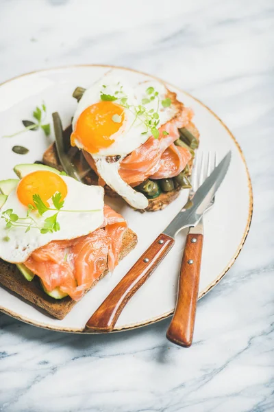 Sanduíches de pequeno-almoço saudáveis — Fotografia de Stock