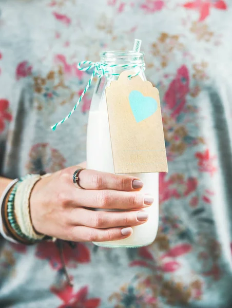 女性持株瓶の牛乳 — ストック写真