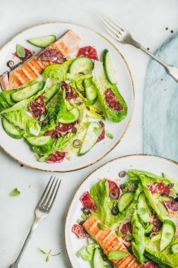Sağlıklı ızgara somon salatası
