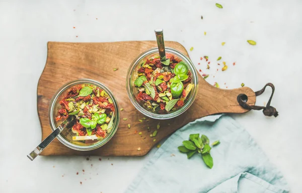 Gezonde salade in glazen potten — Stockfoto