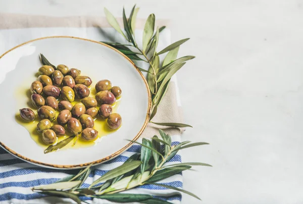 Aceitunas verdes mediterráneas en escabeche — Foto de Stock