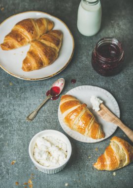 Taze pişmiş kruvasanlar reçel ile