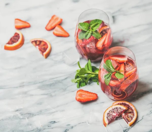 Фрукти прохолодні коктейлі Sangria — стокове фото