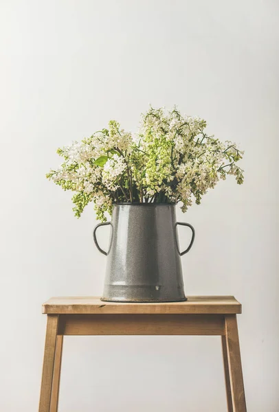 Lilases brancas em vaso de esmalte vintage — Fotografia de Stock