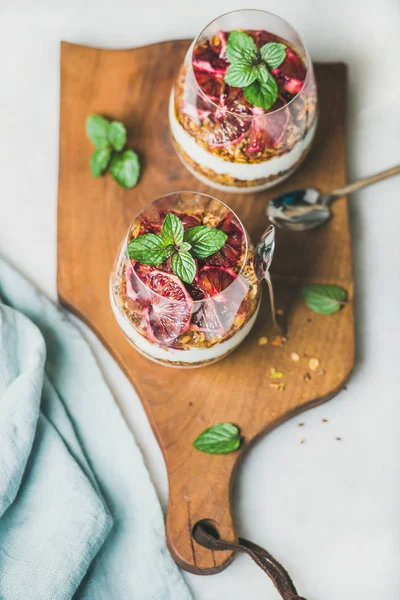 Desayuno saludable en vasos —  Fotos de Stock