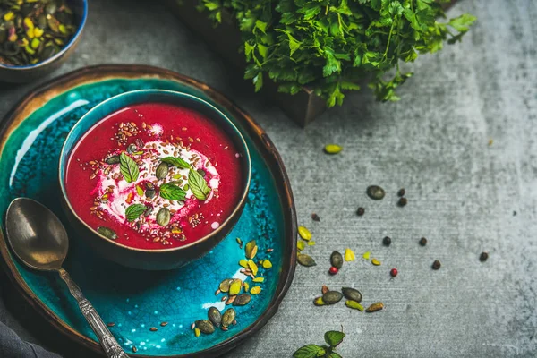 Supă de sfeclă roșie de primăvară — Fotografie, imagine de stoc