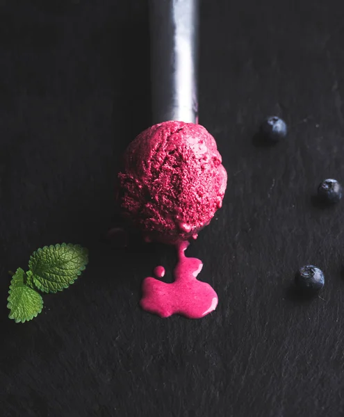 ブルーベリー アイス クリーム スクープを溶融 — ストック写真