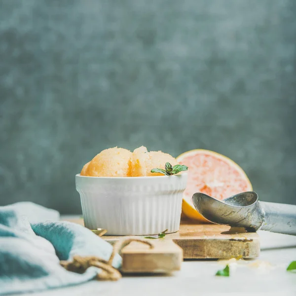 Rosafarbenes Grapefruitsorbet — Stockfoto