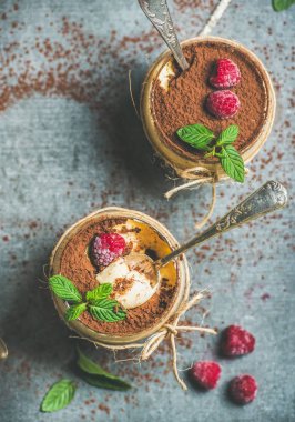 Gözlüklü İtalyan ev yapımı tiramisu