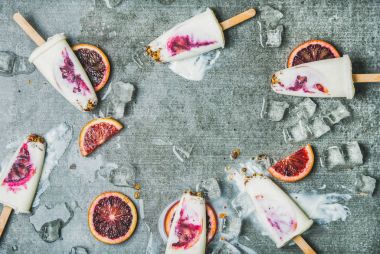 Orange, yoğurt, granola popsicles 