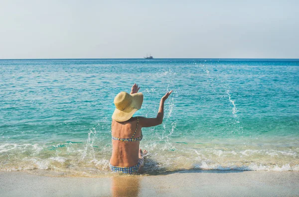 Vezető nő élvezi a tenger — Stock Fotó