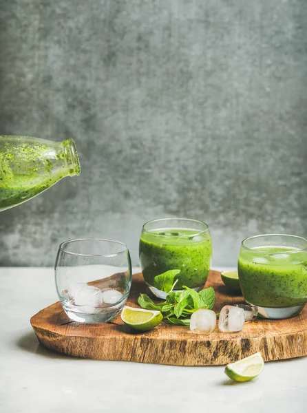 Φρέσκο πράσινο smoothie με τα γυαλιά — Φωτογραφία Αρχείου