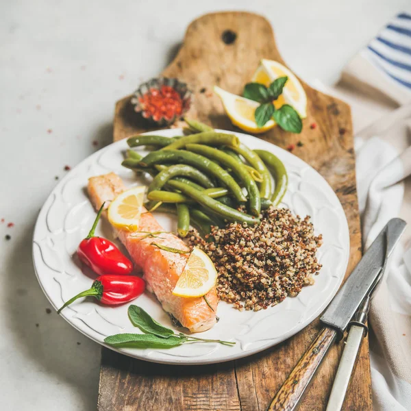 健康的蛋白质丰富的晚餐板 — 图库照片