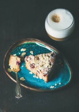 Dilim limonlu kek ve kahve