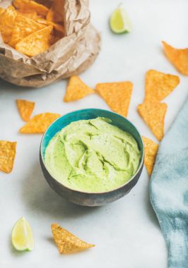 Meksika mısır cipsi ve guacamole sos 