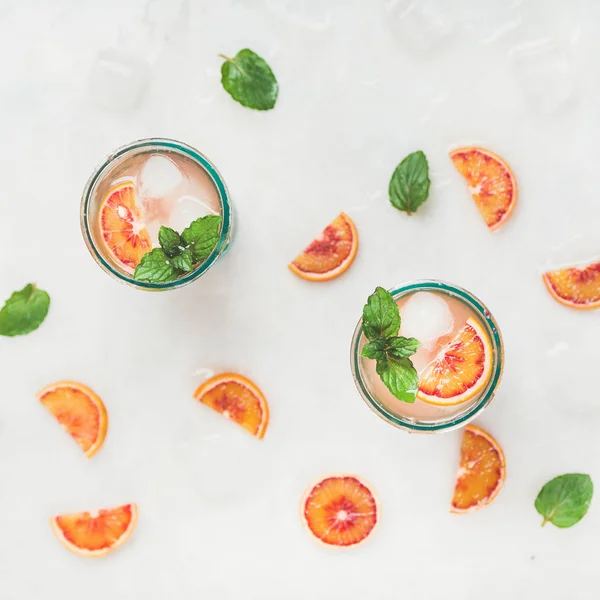 ブラッド オレンジ ガラスの新鮮なレモネ ード — ストック写真