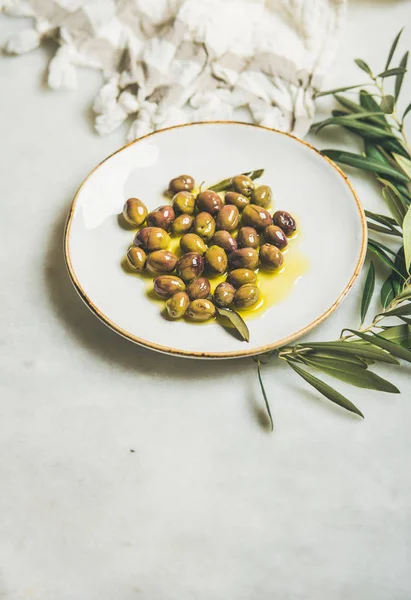 Azeitonas mediterrânicas verdes em conserva — Fotografia de Stock