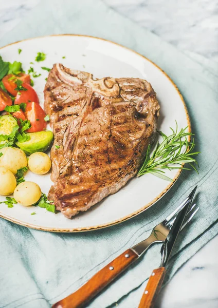 Cooked beef tbone steak with vegetables — Stock Photo, Image