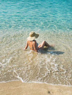  Bikini deniz suları oturan kadın